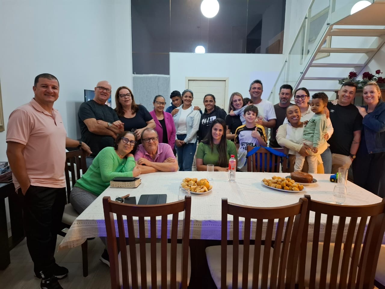 Grupo Conexões da IERD reunido em comunhão